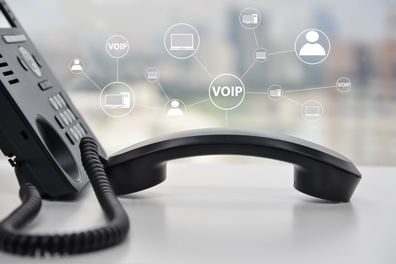 Telefonhörer mit eingeblendeten VoIP-Symbolen