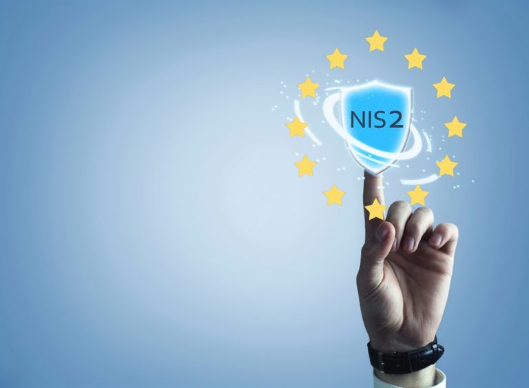 Hand berührt ein Schutzschild mit der Aufschrift NIS2 im EU-Sternenkreis