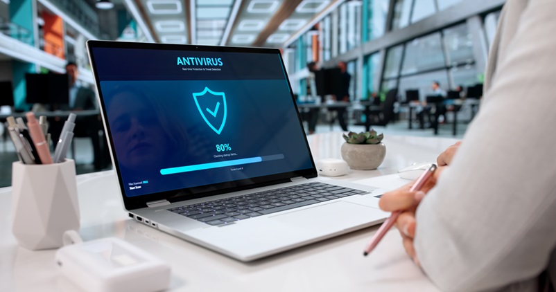 Laptop mit geöffneter Virenschutz-Software