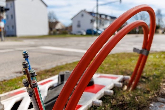 Rote Leerrohre für Glasfaser an einer Baustelle