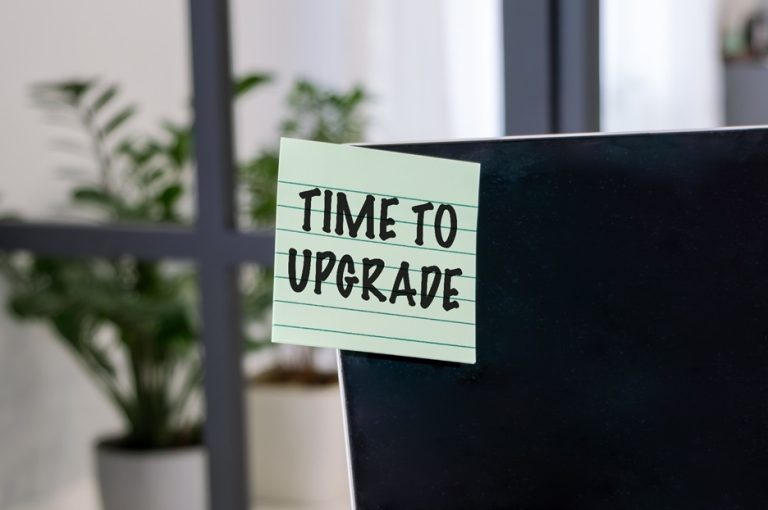 Notizzettel mit der Aufschrift Time to upgrade an einem Monitor